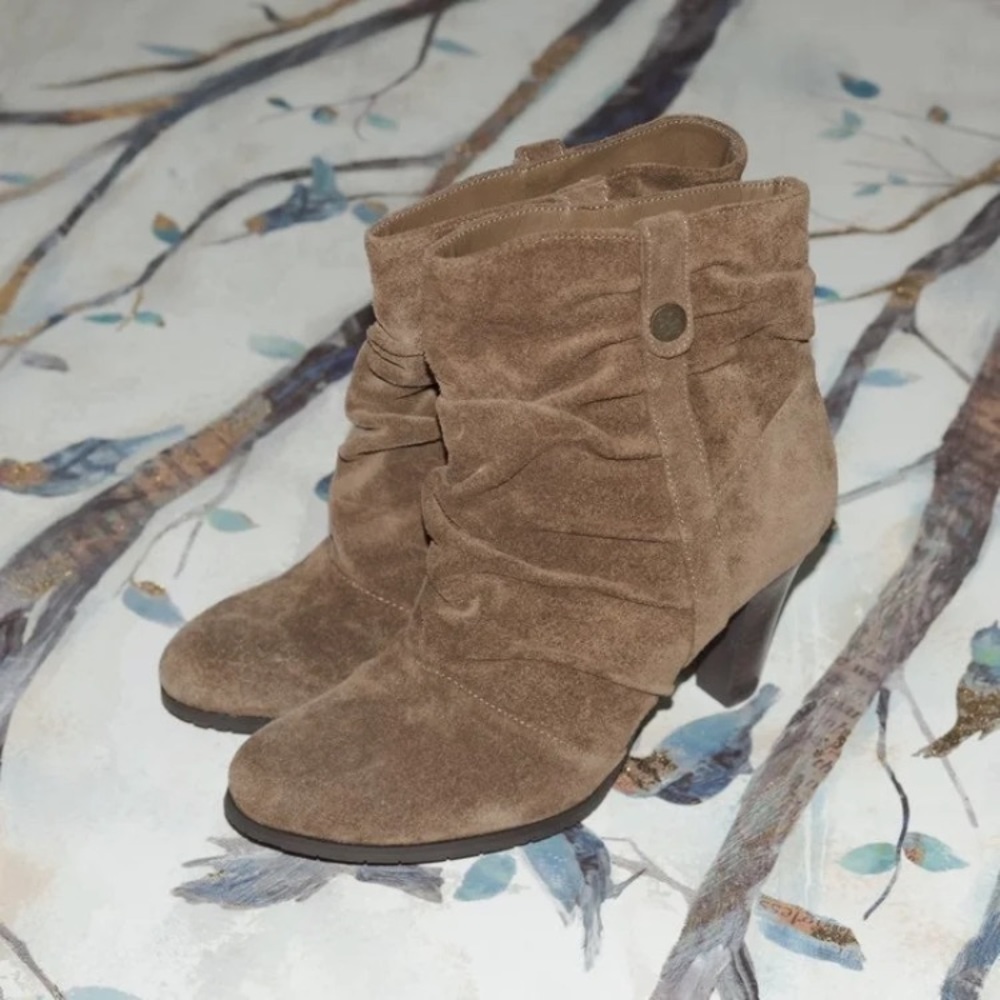 new without box NWOT BCBG Paris brown suede ankle boots